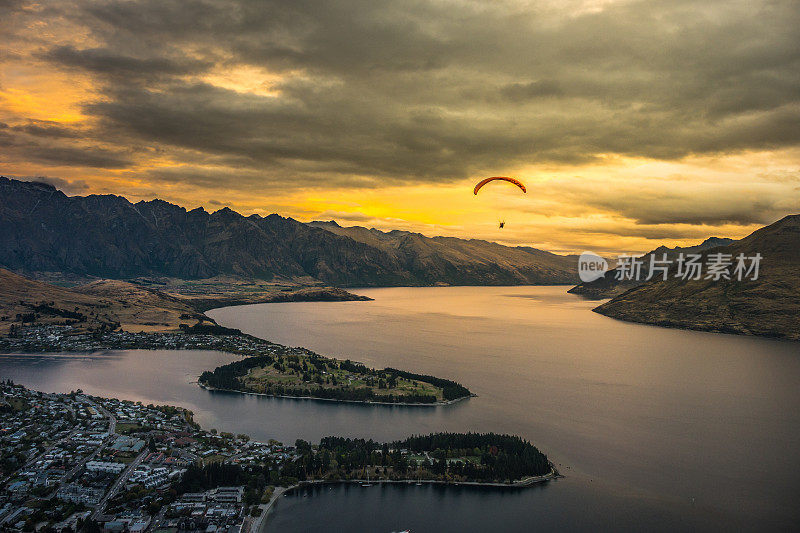 新西兰皇后镇和瓦凯提普湖上空的滑翔伞