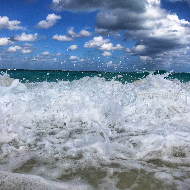 大西洋的海浪，就像在天堂岛，巴哈马看到的。