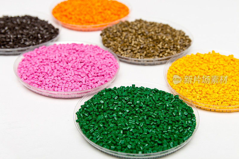 塑料颗粒。高分子染料в颗粒。塑料的回收利用。颗粒状彩色塑料颗粒。