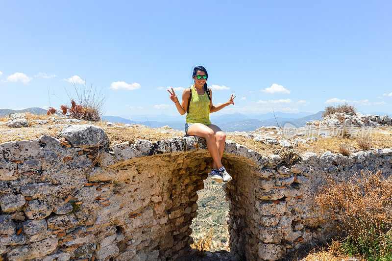 迷人的年轻女子在希腊古堡旅游