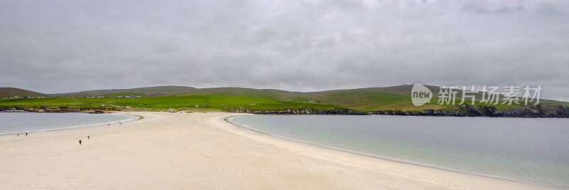 圣尼尼安岛，一个小岛，连接到大陆的一个tombolo，一个大的天然沙堤。设得兰群岛,苏格兰。