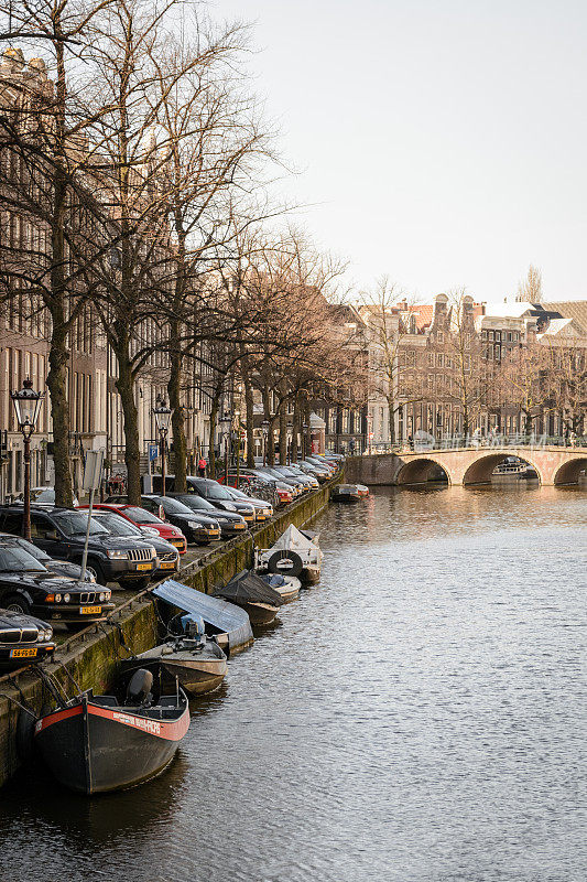 一艘船停泊在荷兰阿姆斯特丹的一条运河里。
