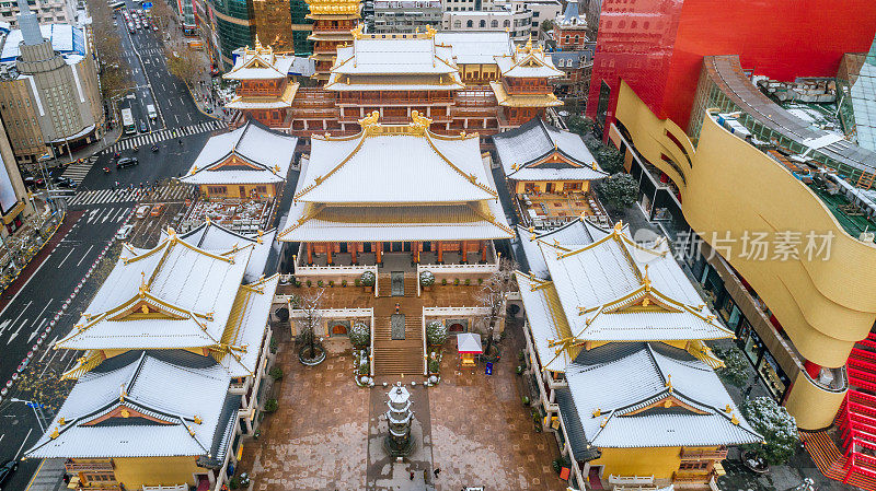 鸟瞰图静安寺和南京路附近的上海市中心，一场不寻常的降雪后的早晨