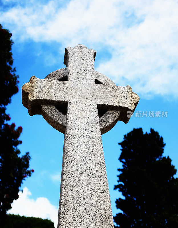 在墓地中标记坟墓的古老的，被侵蚀的凯尔特十字