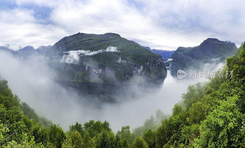 云中的峡湾