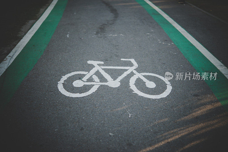 在道路上标明自行车标志。