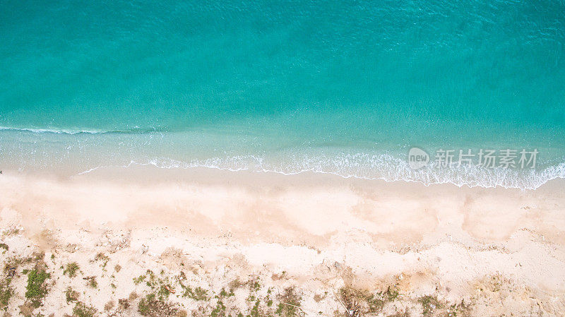 俯视图航空图像从无人机一个令人惊叹的美丽的海景海滩与绿松石水与广告文本的复制空间。