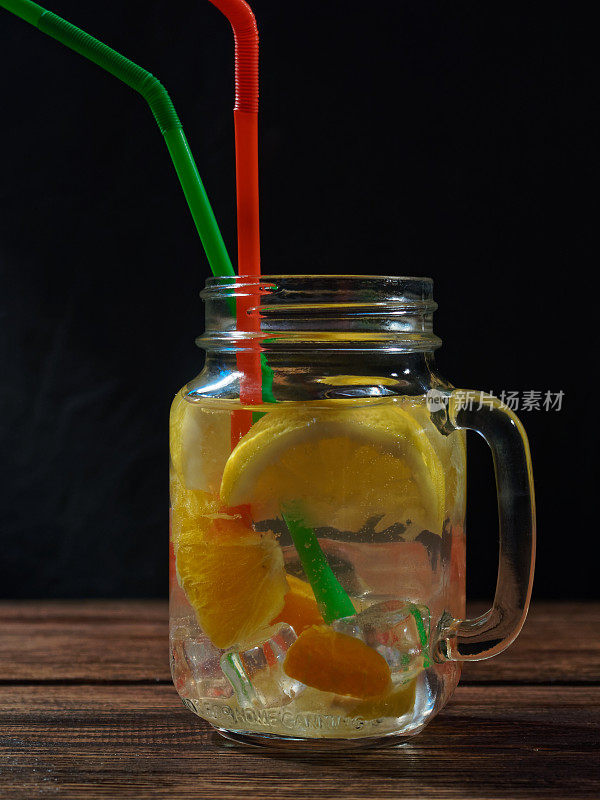 玻璃瓶柠檬水