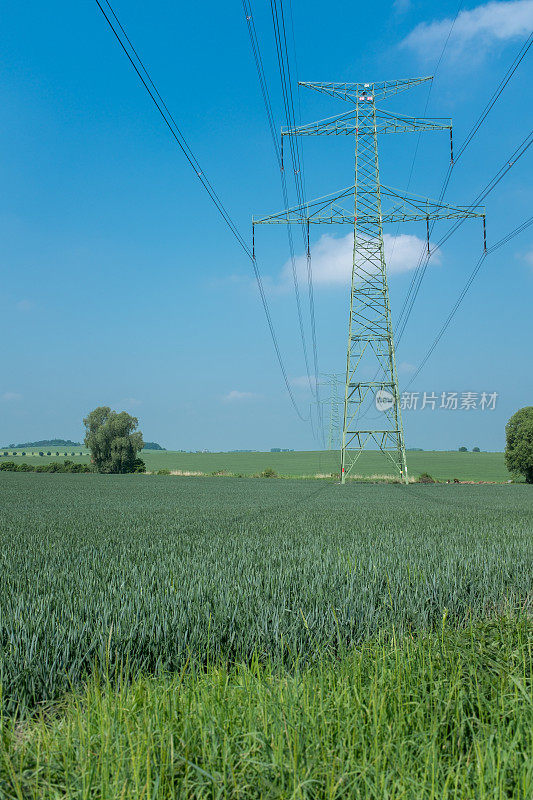 农田里的输电线塔