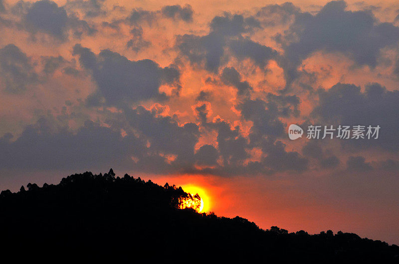 夕阳中的龙泉山