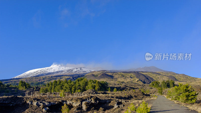 埃特纳火山(联合国教科文组织世界遗产)的冒烟峰。埃特纳公园-埃特纳公园，西西里，意大利