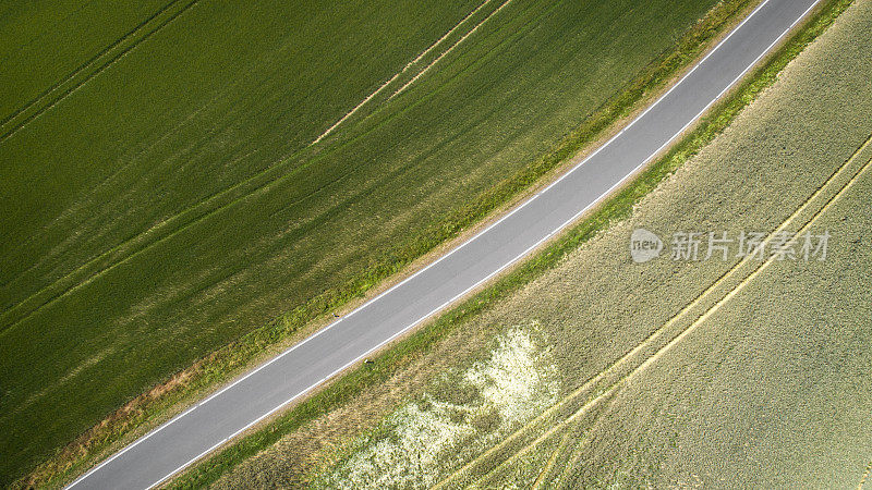 穿越乡村景色的道路