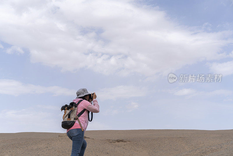 女背包客探索戈壁沙漠