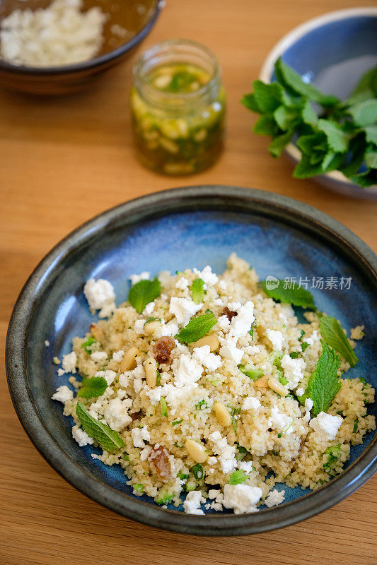 午餐吃蒸粗麦粉沙拉