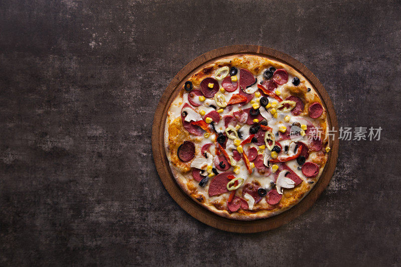 自制披萨，以意大利腊肠、番茄和芝士为背景