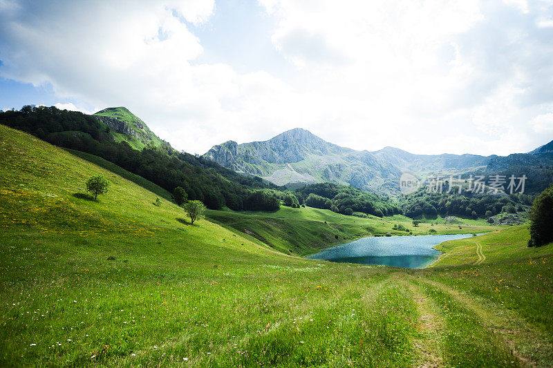 高山中有冰川湖的乡村公路