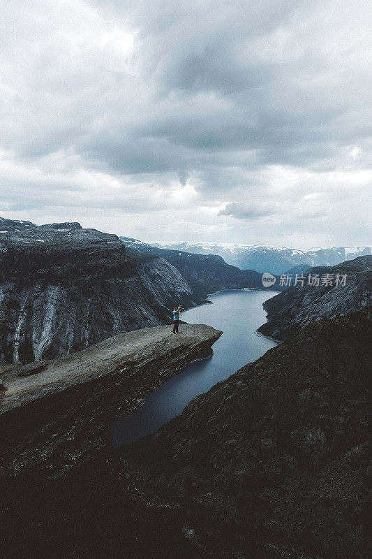 带着狗的人在巨魔之洞欣赏风景