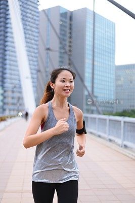 年轻女子在城市里走着