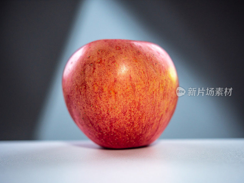 红苹果在深灰色的背景下拍摄