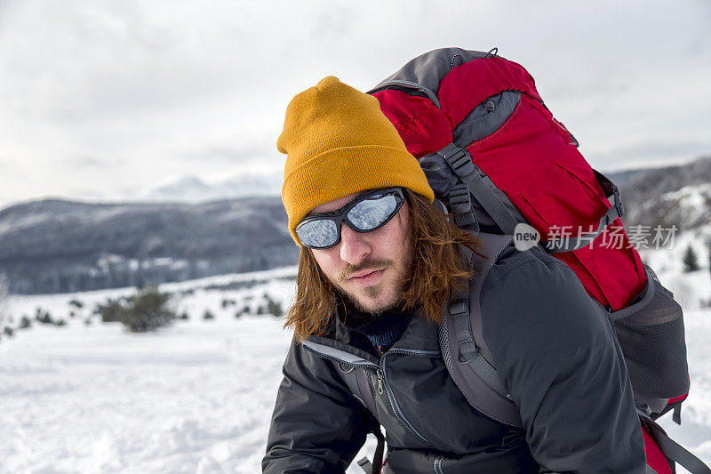 在雪山中徒步旅行的人