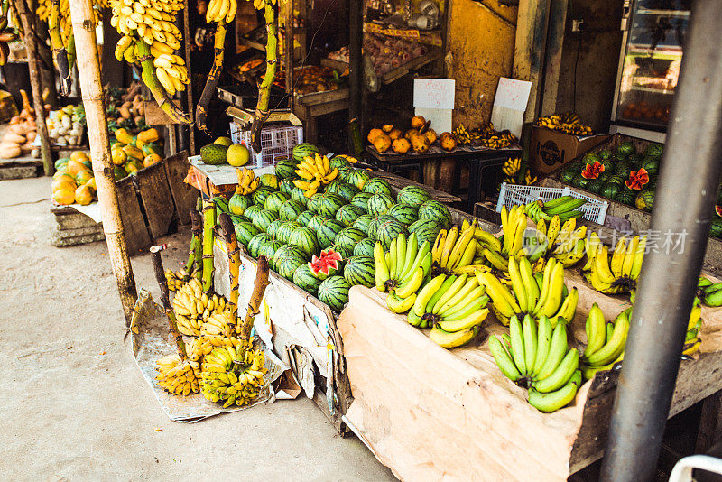 斯里兰卡市场摊位上的当地水果