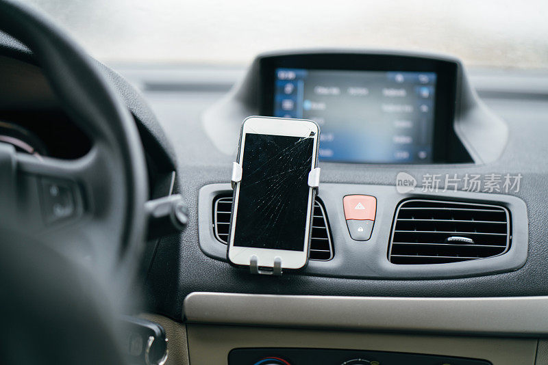 手机位于车辆控制台的中心。车里的黑屏手机