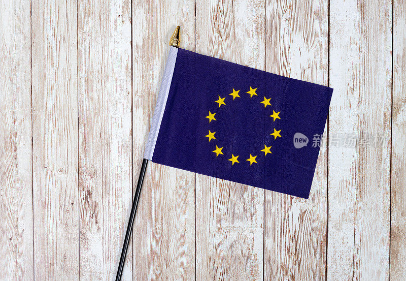 木制桌面上挂着欧盟国旗
