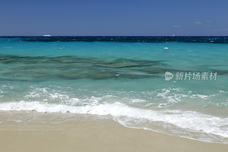 基克拉迪斯格里法达沙滩上的绿松石海