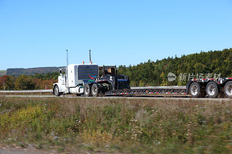 高速公路上的半挂车，有很多运动模糊