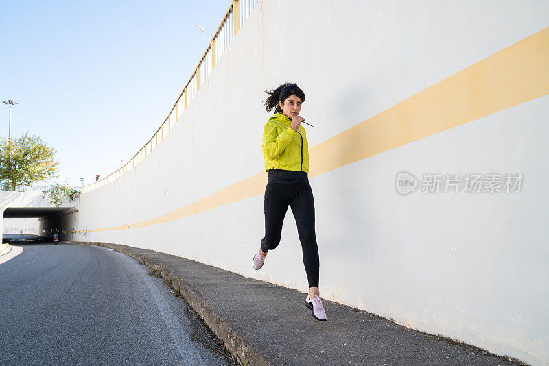 成年女子在城市街道上奔跑