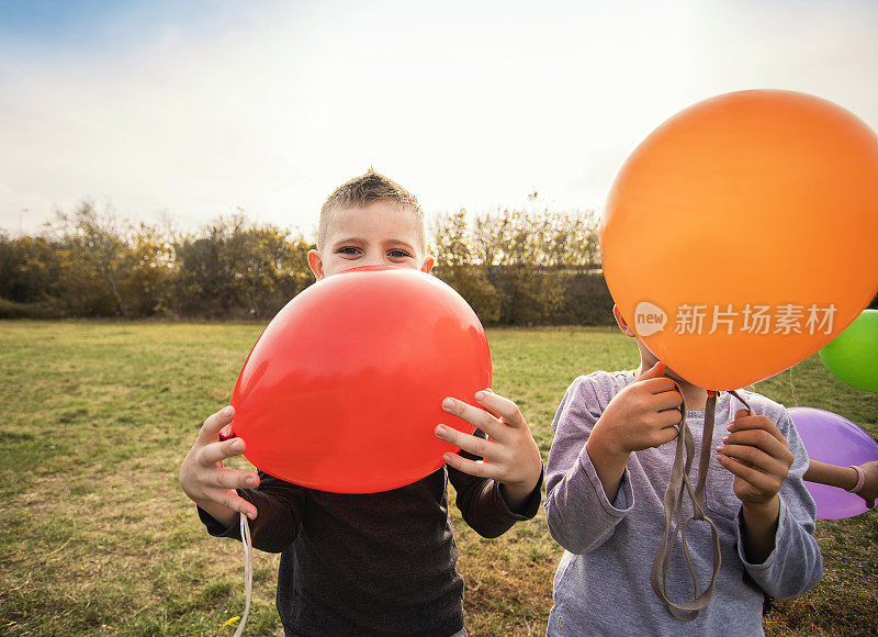 快乐的孩子们在玩气球