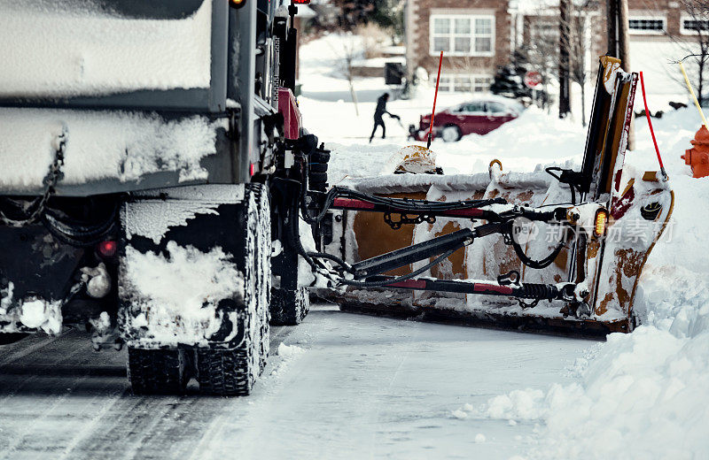 扫雪机清理郊区道路