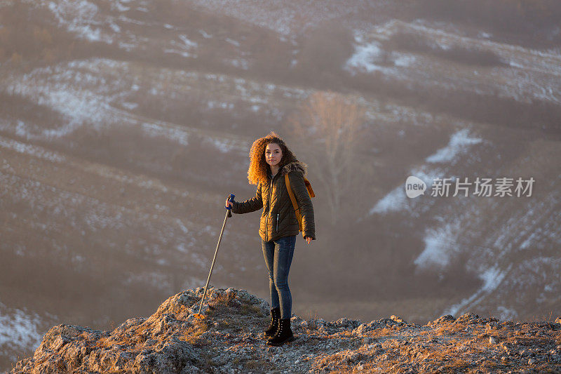 快乐的旅行者女人站在山上