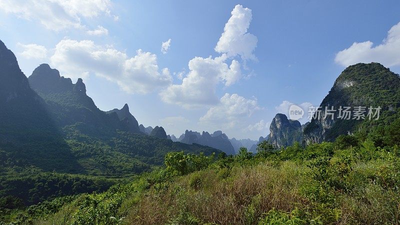 漓江沿线喀斯特峰林地貌