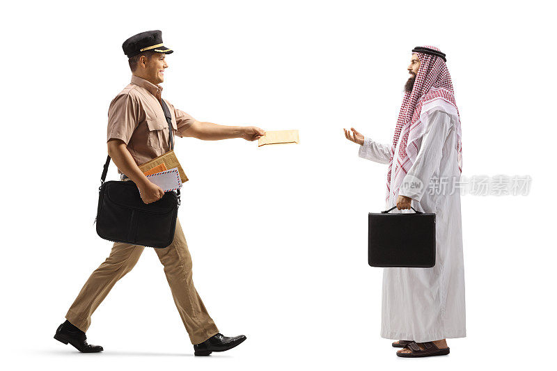 一个邮差给一个沙特阿拉伯人送信的全长侧面照片