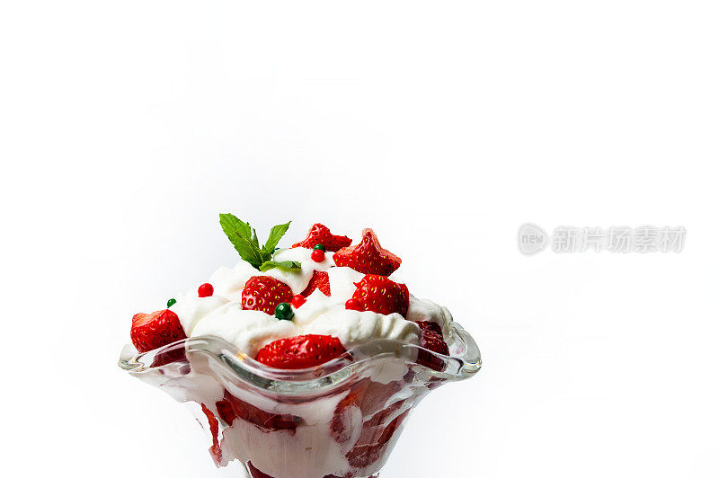 玻璃杯中的草莓和甜奶油夏季甜点