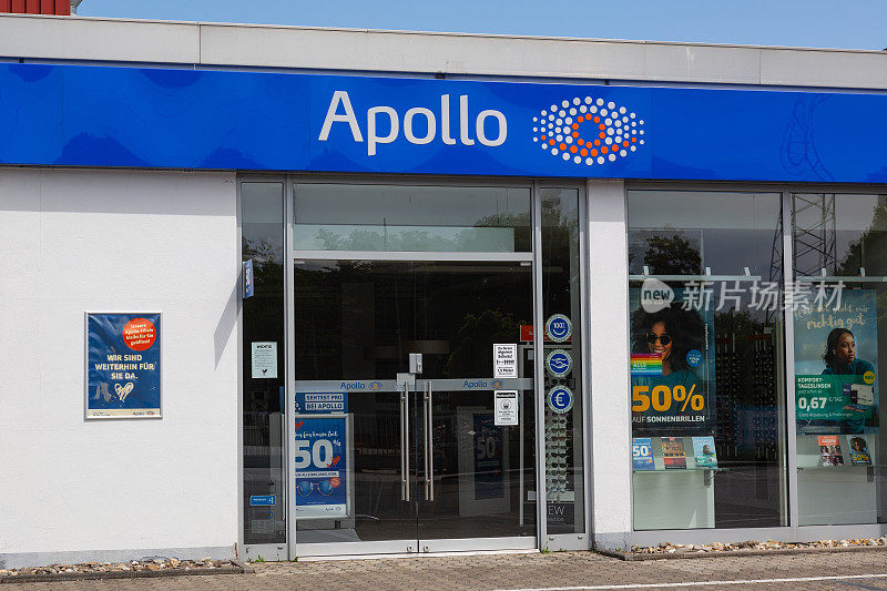 阿波罗商店的正面和入口。阿波罗是一家德国眼镜连锁店。