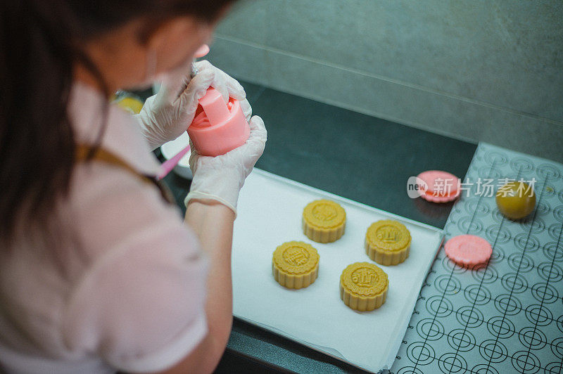 女手制作面团自制中国月饼糕点烤盘前烘烤