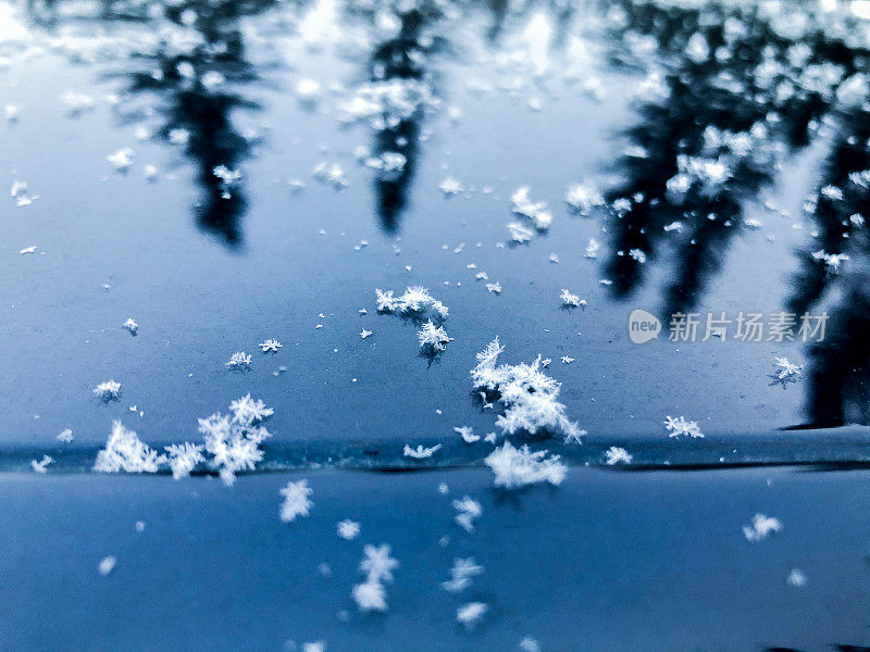 反光表面上的雪花