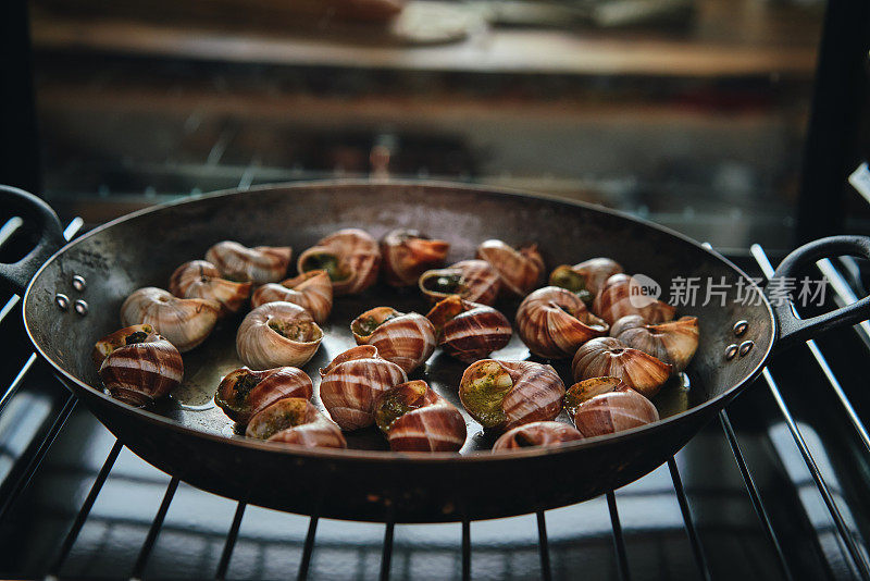 准备法式蜗牛配香草黄油