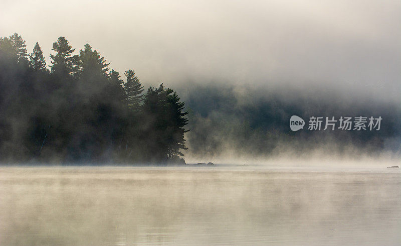清晨加拿大魁北克省一个大湖上的薄雾
