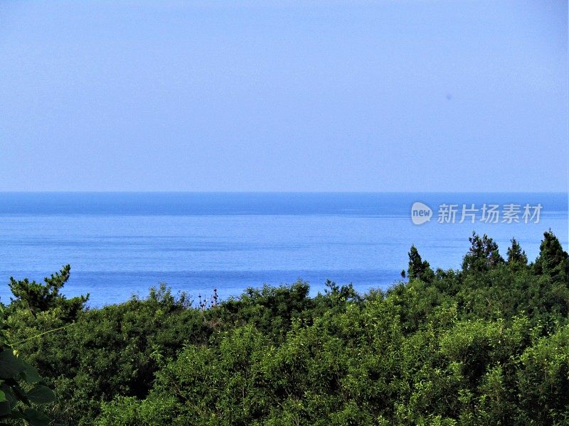 日本。8月。从周围的山上可以看到海景。