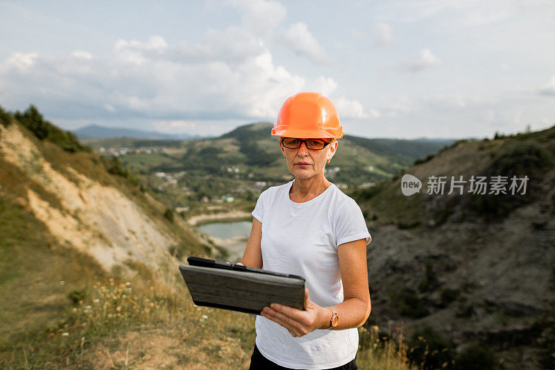 高级女工程师建筑师用平板电脑工作