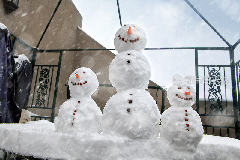 住宅阳台上的雪人家庭特写