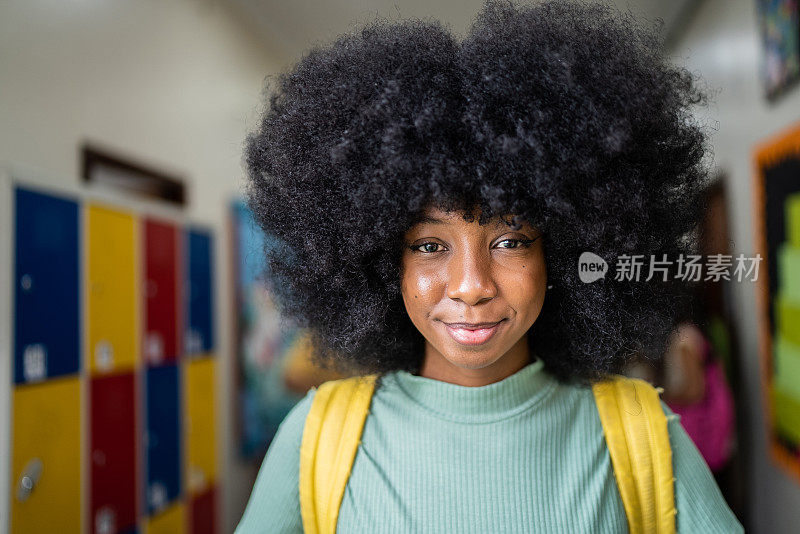 一个十几岁女孩在学校的肖像