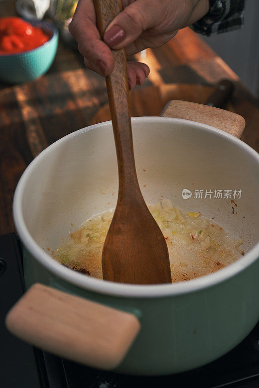 在家庭厨房准备奶油番茄汤