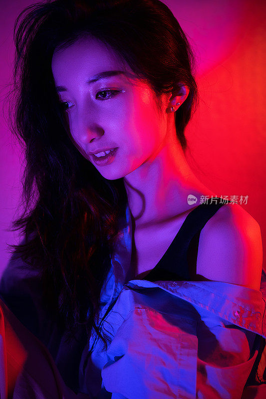 带着红灯的美女