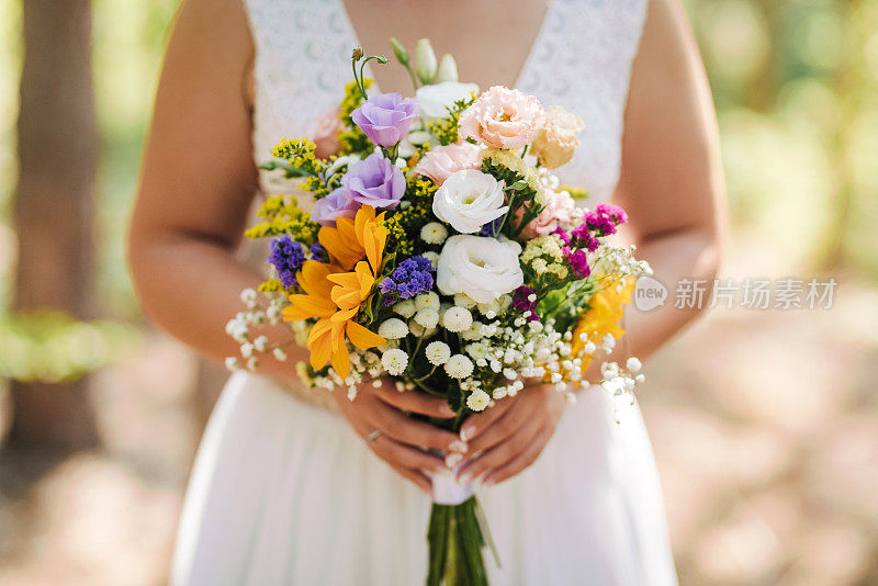 新娘手持美丽的花束