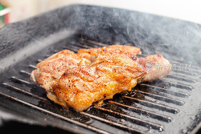 用黑锅煎烤鸡胸肉