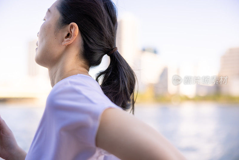 女人在河边奔跑